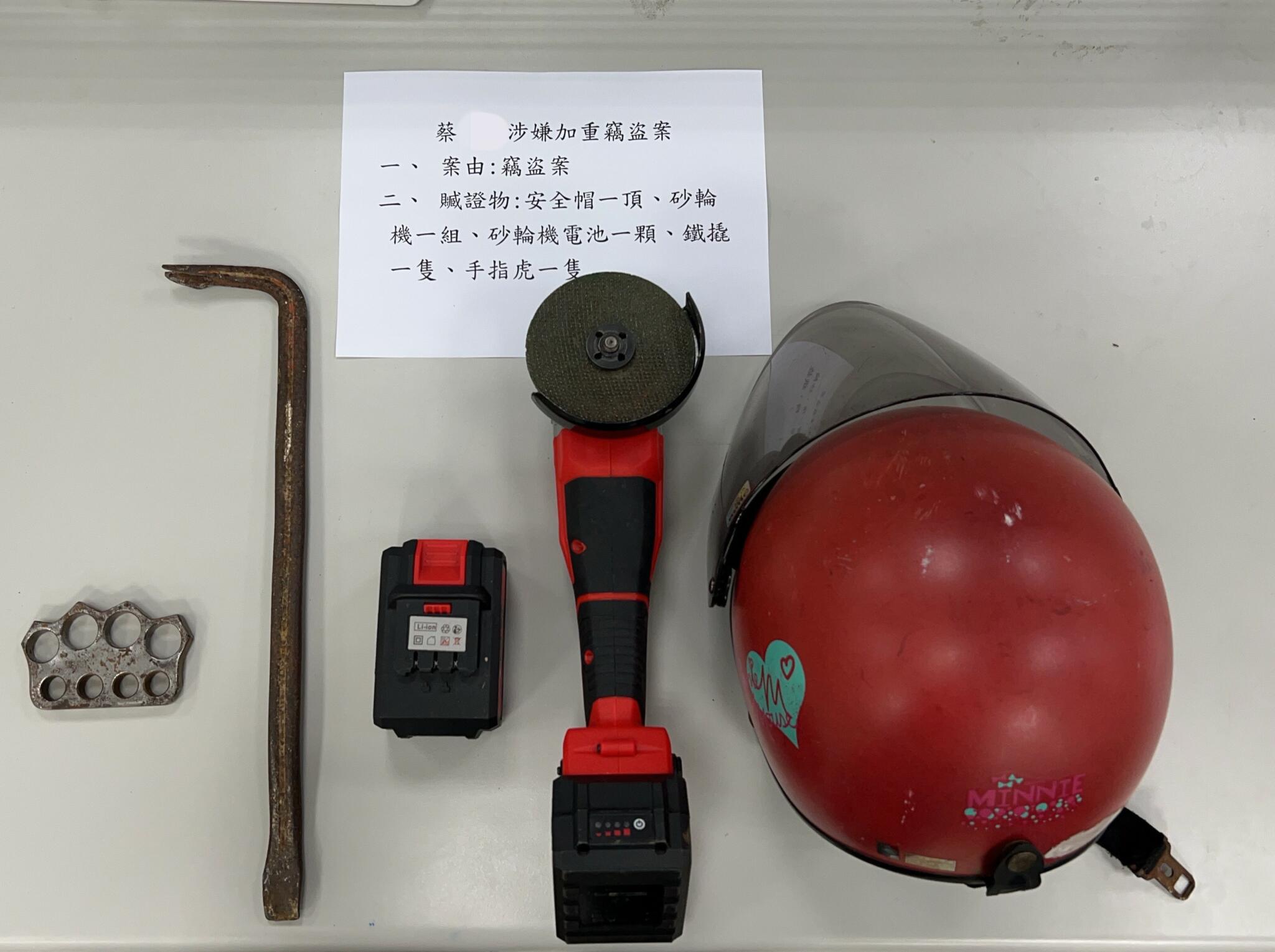 戴紅帽太惹眼 35歲男涉逾7起夾娃娃機店竊案被逮 89 S 25886737