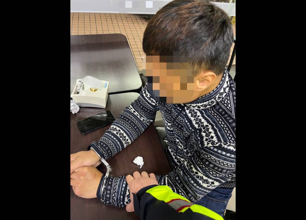 戴紅帽太惹眼 35歲男涉逾7起夾娃娃機店竊案被逮 90 987 4