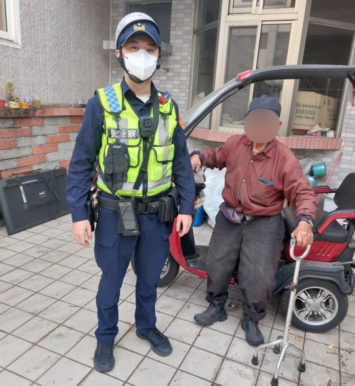 電動代步車嘸電 員警協助護送老翁返家