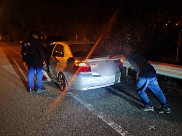 深夜駕車尋友車困道路中 竹南警關懷協助