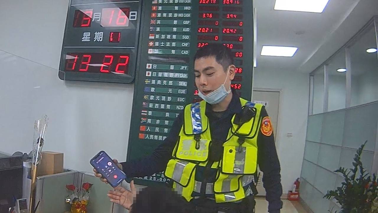 民眾換外幣購手機與常理不符,桃警積極勸說。(記者黃荷琇翻攝)