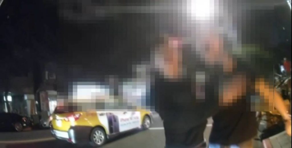 黃姓及莊姓男子不服盤檢與警叫囂。(記者林金聖翻攝)