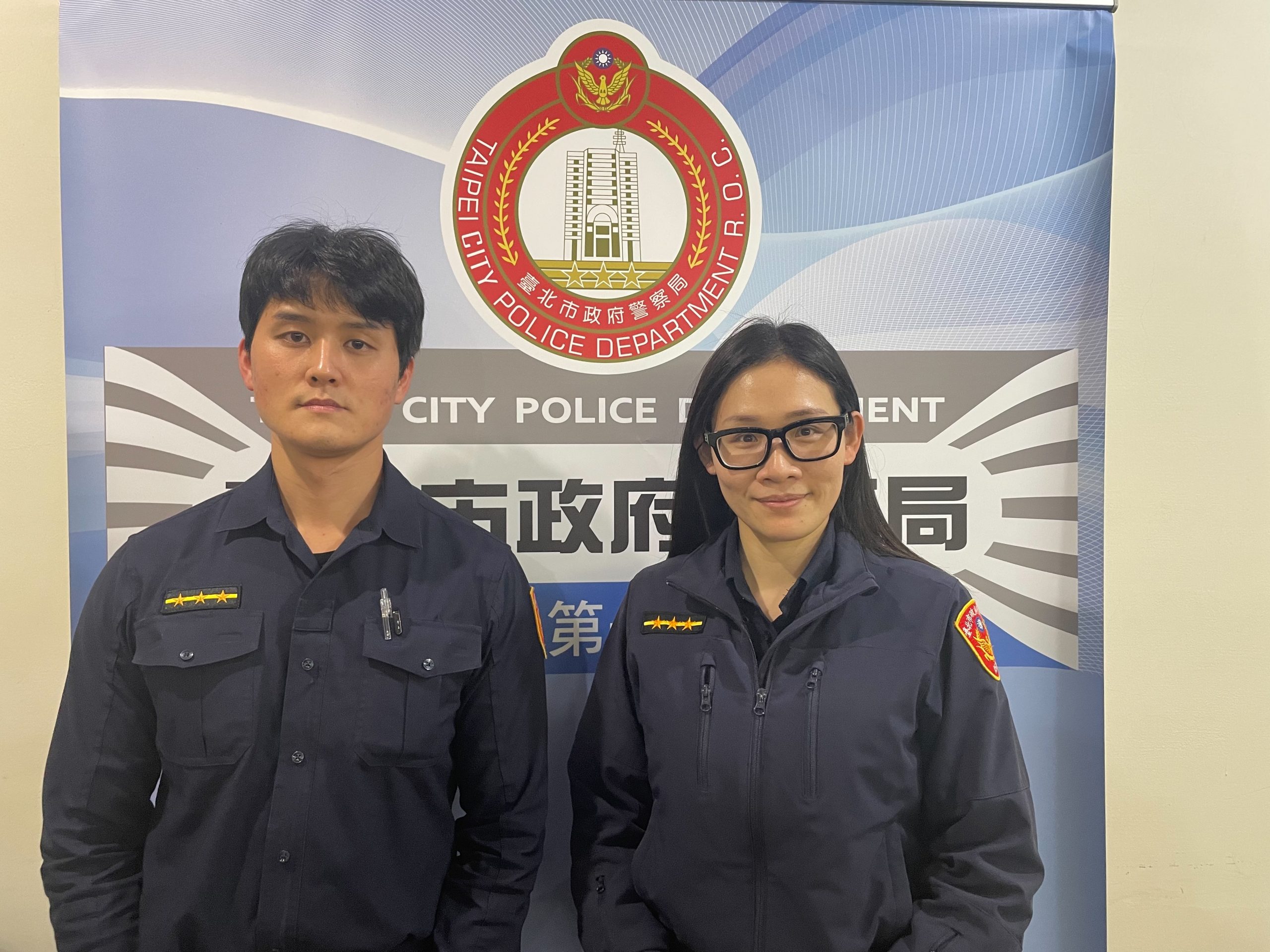 復興所員警柯涵克、郭沛玟當場逮捕隨機亂刮路邊車輛的犯嫌,並依毀損罪函送法辦。(記者翁約博翻攝)