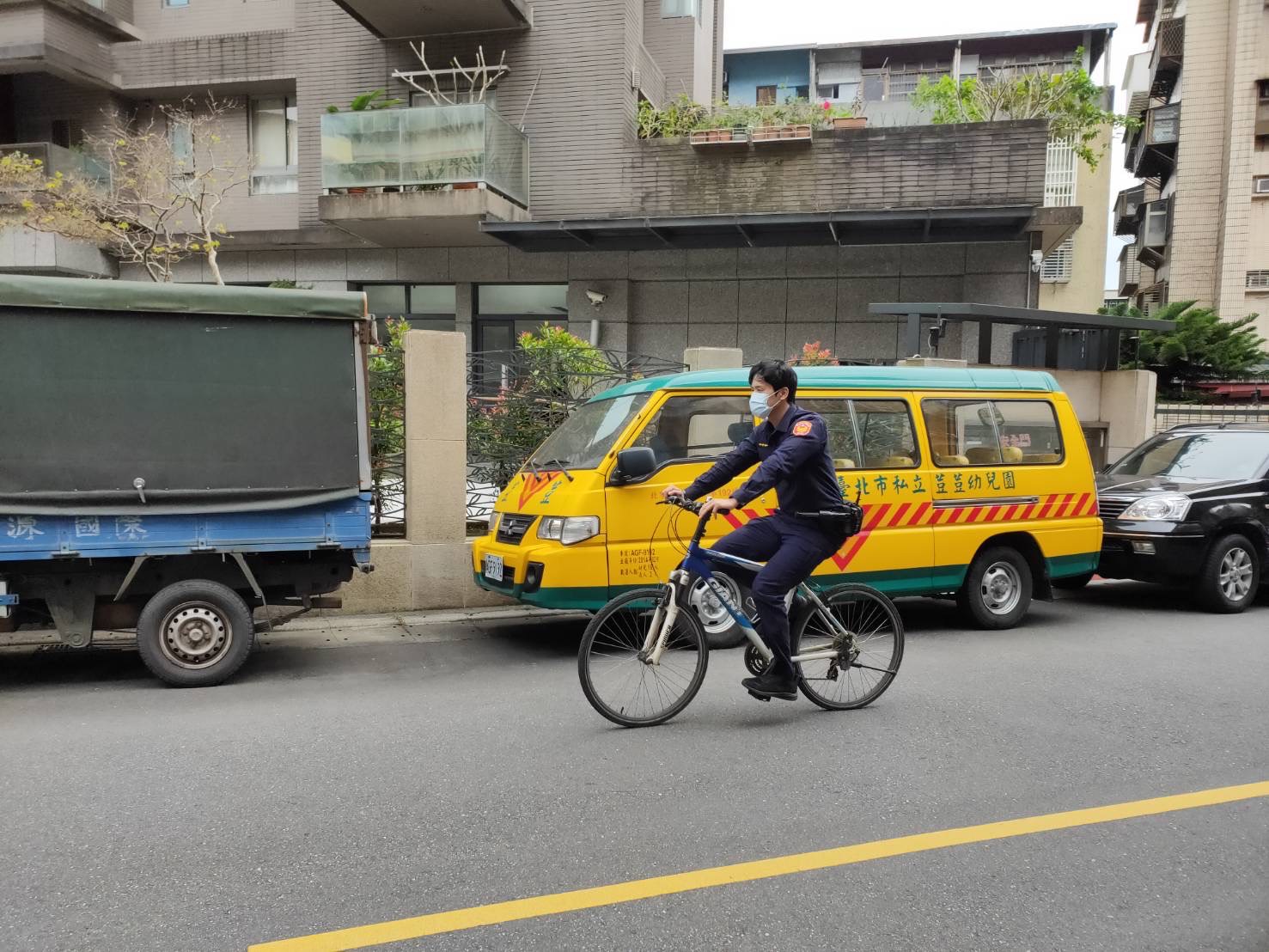 圖為案發當日,員警騎鐵馬在附近調閱監視器並埋伏並當場逮捕犯嫌畫面。(記者翁約博翻攝)
