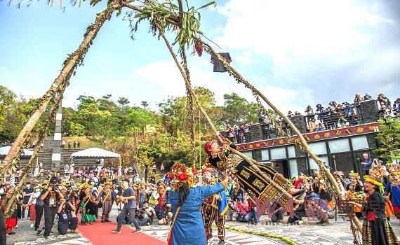 南島族群婚禮情定三地門 　十對新人鞦韆下浪漫互許終身