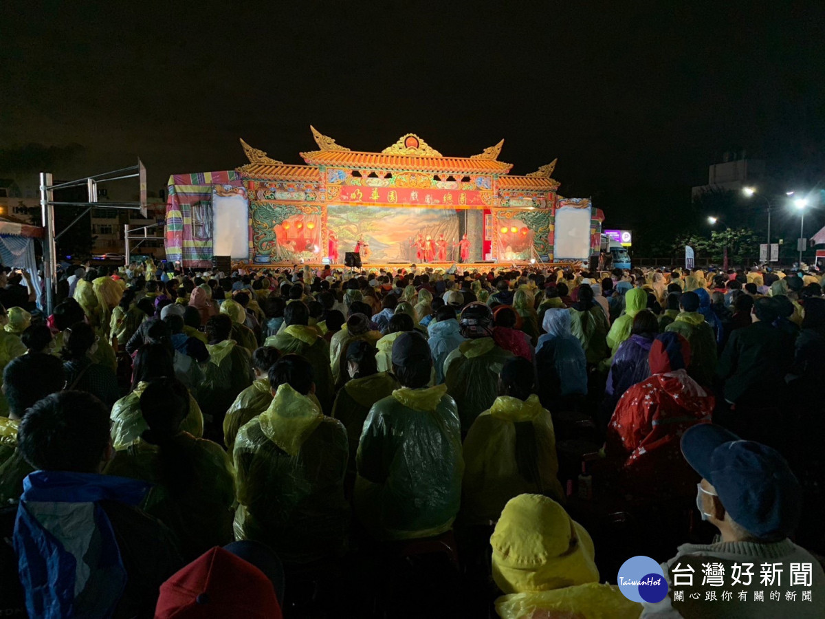 明華園總團演出旗艦級大戲《蓬萊仙島漢鍾離》慶賀彰化三百。圖/彰化縣政府提供