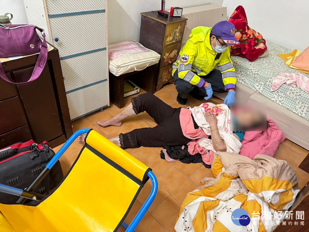 獨居老婦困2天,警當機立斷破門救出送醫 。