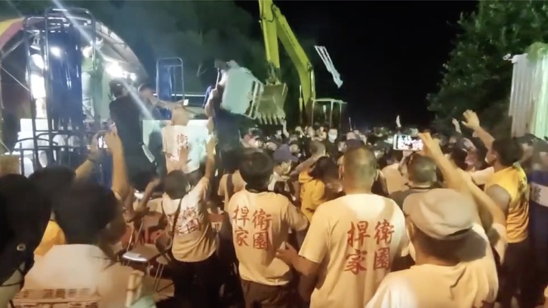 坤輿去年7月21日凌晨發動「夜襲」,自救會方及在場維護安全秩序的警方,遭業者方噴灑辣椒水。民眾提供