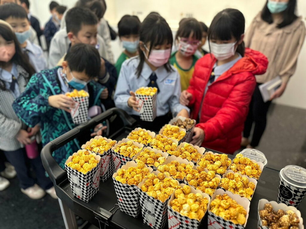 學生們開心準備觀影