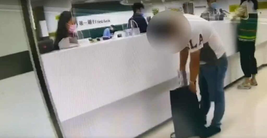 警方迅速到場 成功攔阻犯嫌將700萬贓款帶走