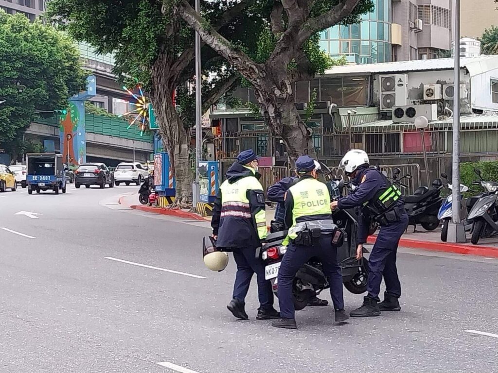 陳員等人於勤務中發現車禍導致車流回堵案件,分工合作立即排除