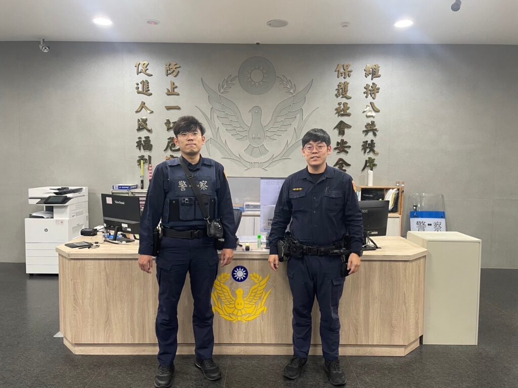 士林分局社子派出所警員陳安迪、陳宏洲等2員,發現車流異常回堵至中正路,立即排除