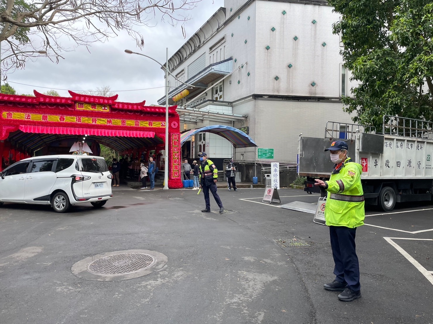 土城警針對轄內掃墓熱點加強交通疏導。(記者徐煜勝翻攝)
