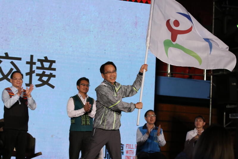 漾新聞|高雄市主辦下一屆全國原住民族運動會　林欽榮代表接大會會旗