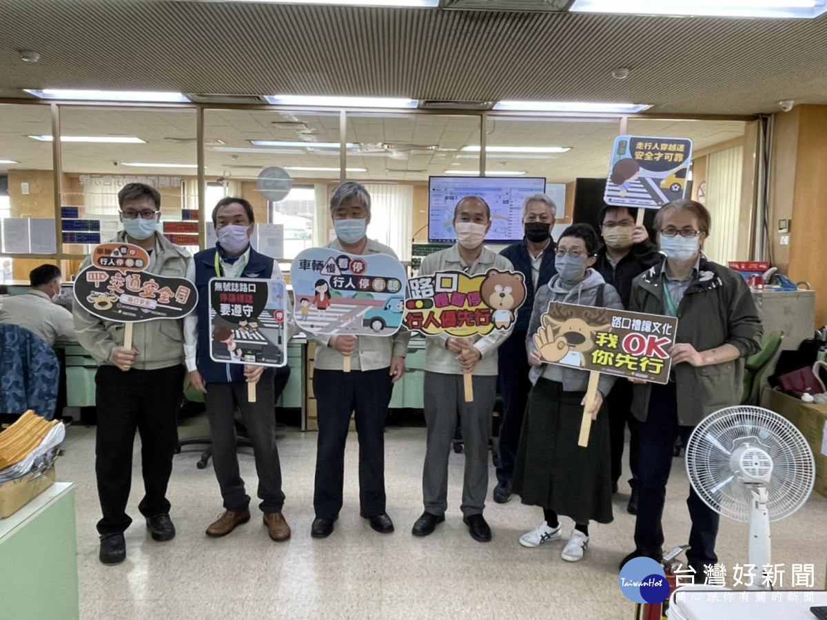 桃園監理站將持續督導業者於勤前對駕駛進行路口停讓提示教育，以保障用路人安全。