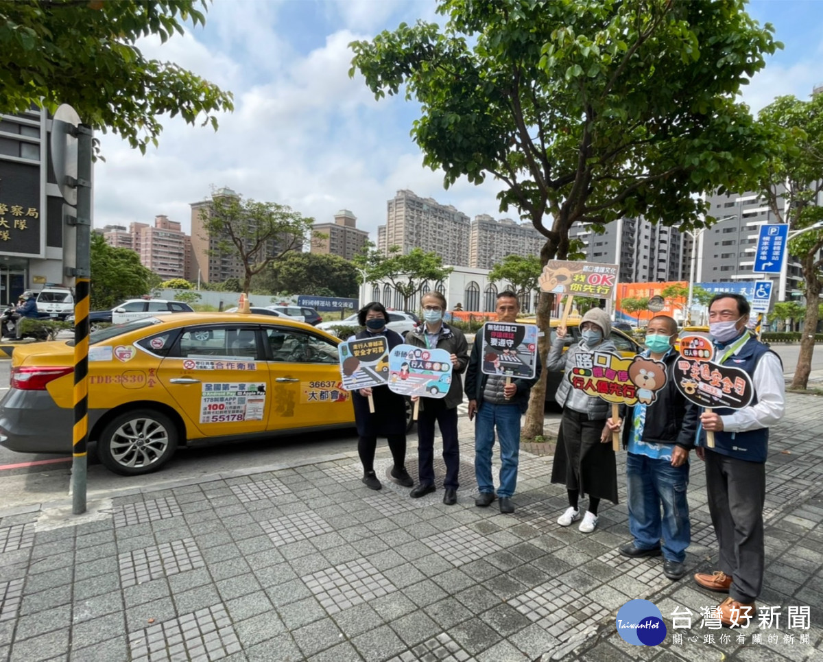 桃園監理站將持續督導業者於勤前對駕駛進行路口停讓提示教育,以保障用路人安全。<br /><br /> <br /><br />