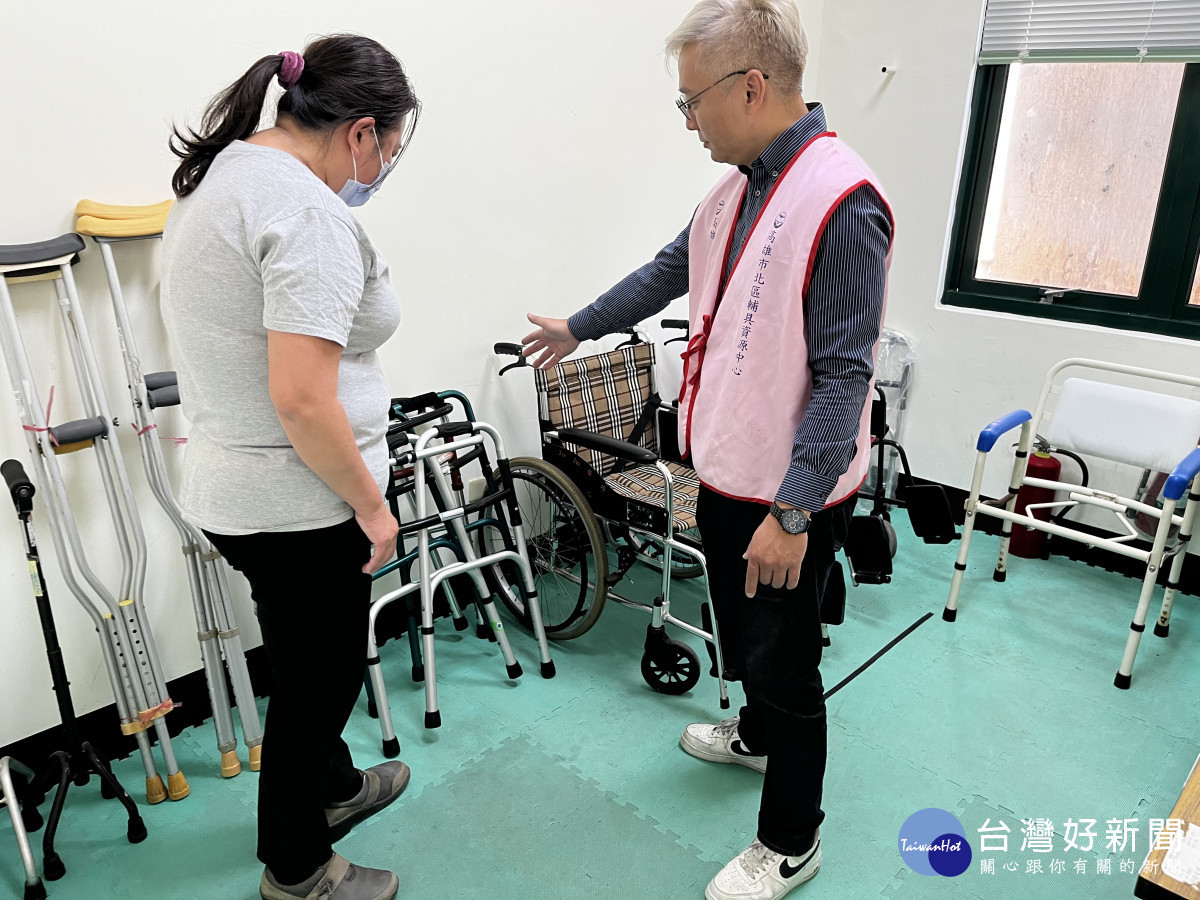 ▲輔具中心工作人員於那瑪夏輔具便利站進行服務。（圖／記者 許高祥 攝）