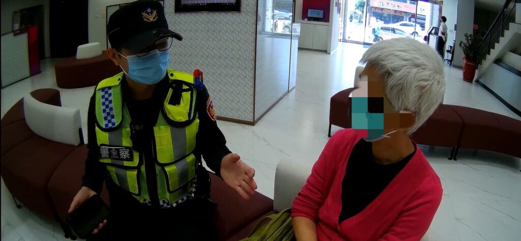 ▲ 在員警勸說下，柯女最終發現自己遭到詐騙而放棄匯款 (圖/台中市警察局 提供)