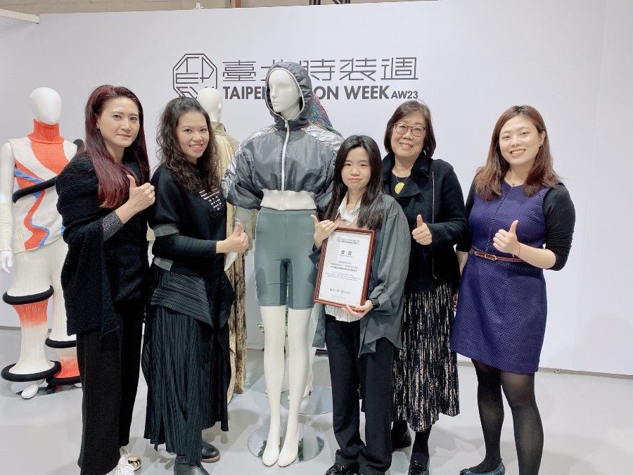 嶺東科大連三年透過企劃評比獲選登上臺北時裝週舞台,其中服飾系楊子瑩(右三)以作品「YzY」獲得「潛力設計新秀獎」的肯定。(圖/嶺東科技大學)