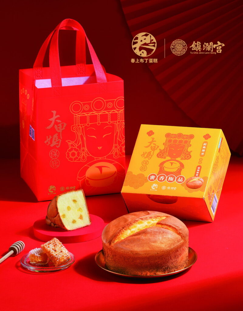 春上布丁蛋糕首次跨界與鎮瀾宮聯名,推出期間限定款Q版媽祖提袋與蛋糕盒包裝。