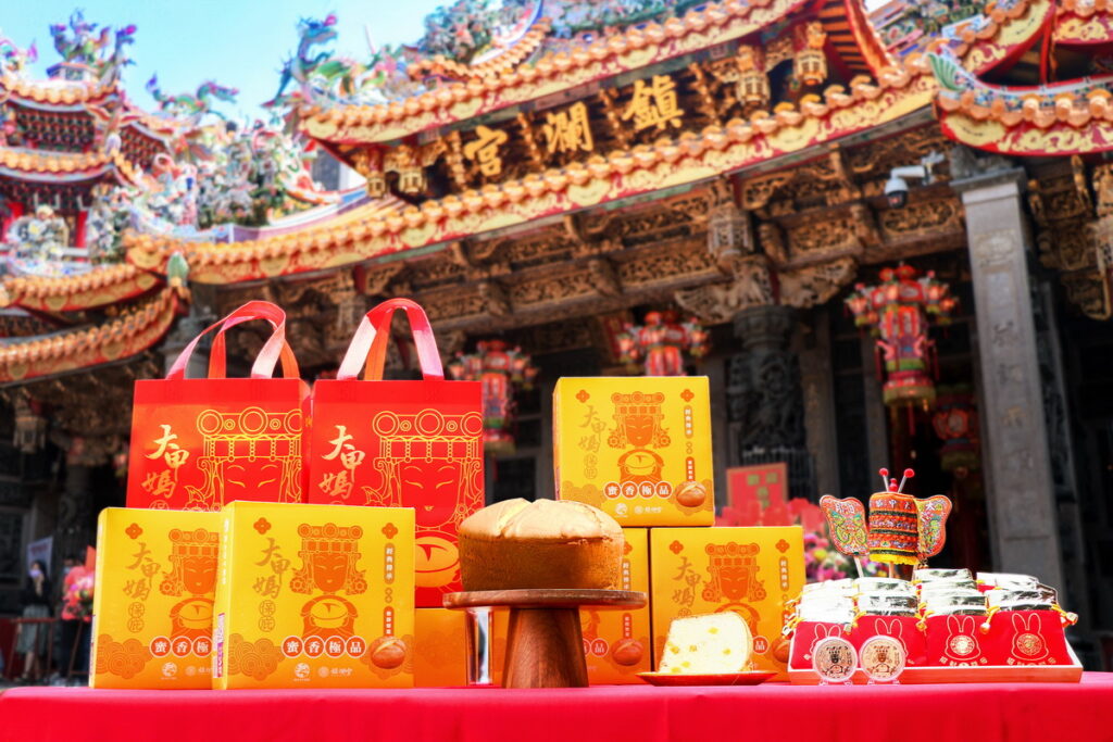 國民女神媽祖Q萌躍上包裝!春上布丁蛋糕X鎮瀾宮聯名款蛋糕,限量贈送「大甲媽保庇提袋」。
