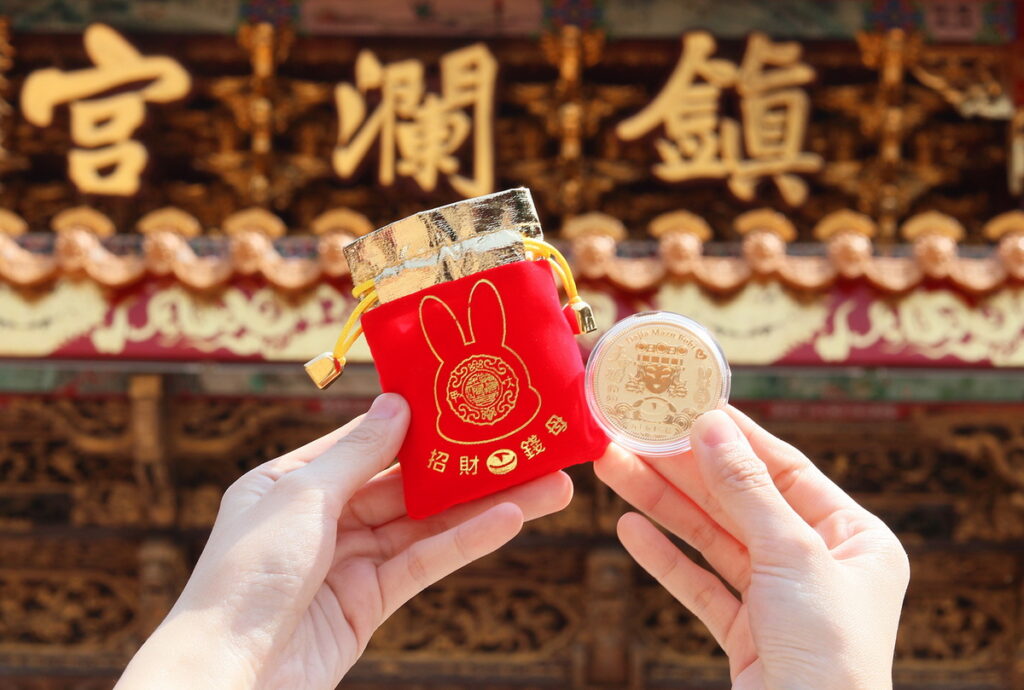 購買春上布丁蛋糕X鎮瀾宮聯名款蛋糕,並加入六角美食通APP會員,即可以$168元加價換購獨家款金兔招財過爐錢母乙個。