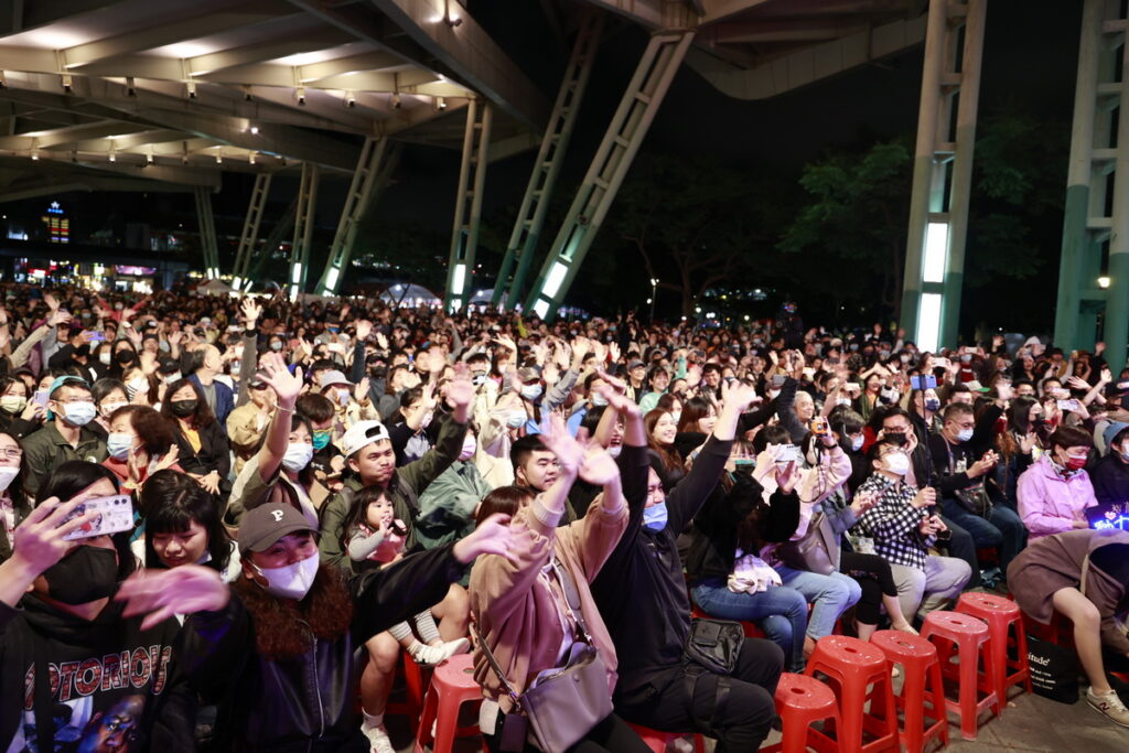圖說:眾多民眾湧入臺北市花博園區參加演唱會,擠滿現場(臺北市政府原住民族事務委員會/提供)