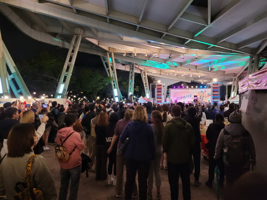 圖說:眾多民眾湧入臺北市花博園區參加演唱會,擠滿現場(臺北市政府原住民族事務委員會/提供)