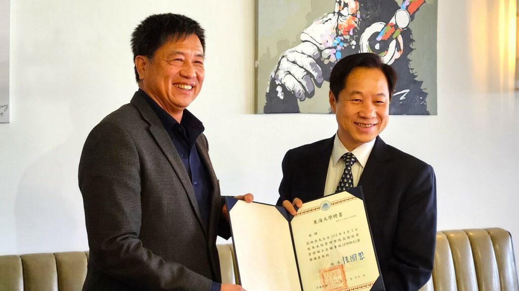 東海大學校長張國恩（右）親自為講座教授頒證，友達集團董事長彭双浪（左）接受聘書。（圖/陳惠玲攝影）
