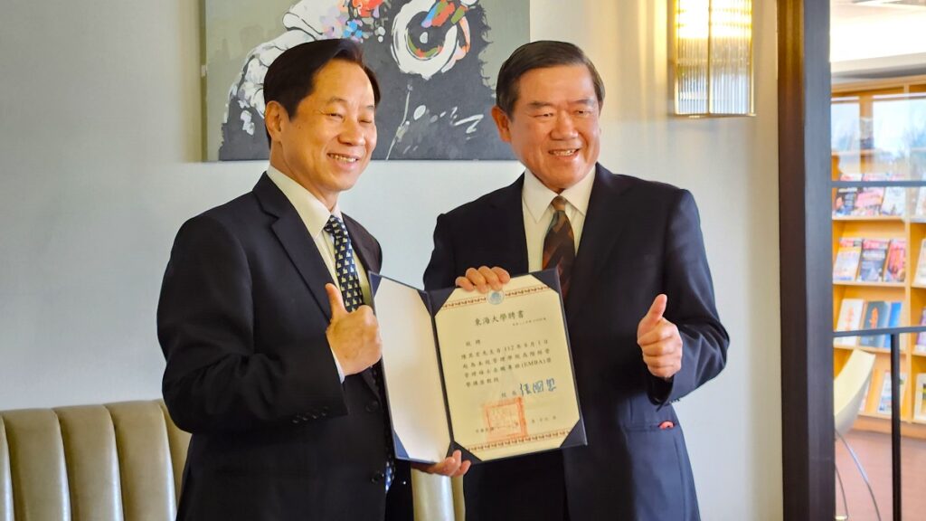 東海大學校長張國恩（右）親自為講座教授頒證，佳士達集團董事長陳其宏（左）接受聘書。（圖/陳惠玲攝影）  