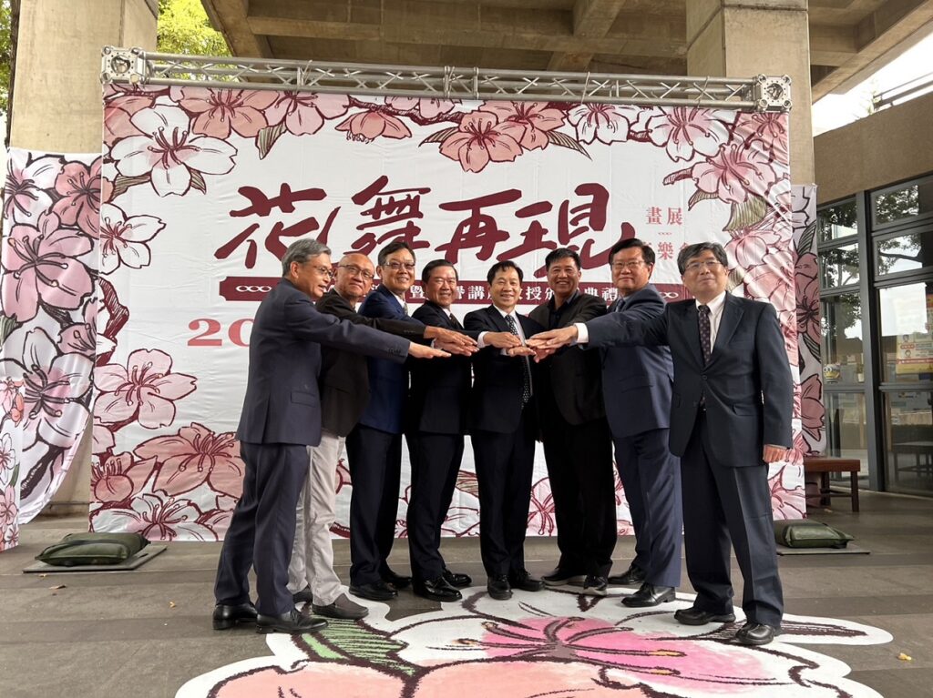 東海大學舉辦「EMBA 花舞再現畫展-音樂會」，EMBA主任許恩得、緯創資通集團副董事長兼執行長黃柏漙、勤美集團董事長林廷芳、佳世達集團董事長陳其宏、校長張國恩、友達集團董事長彭双浪、車王電集團董事長蔡裕慶、管理學院院長李書行，合影。（圖/東海大學提供）