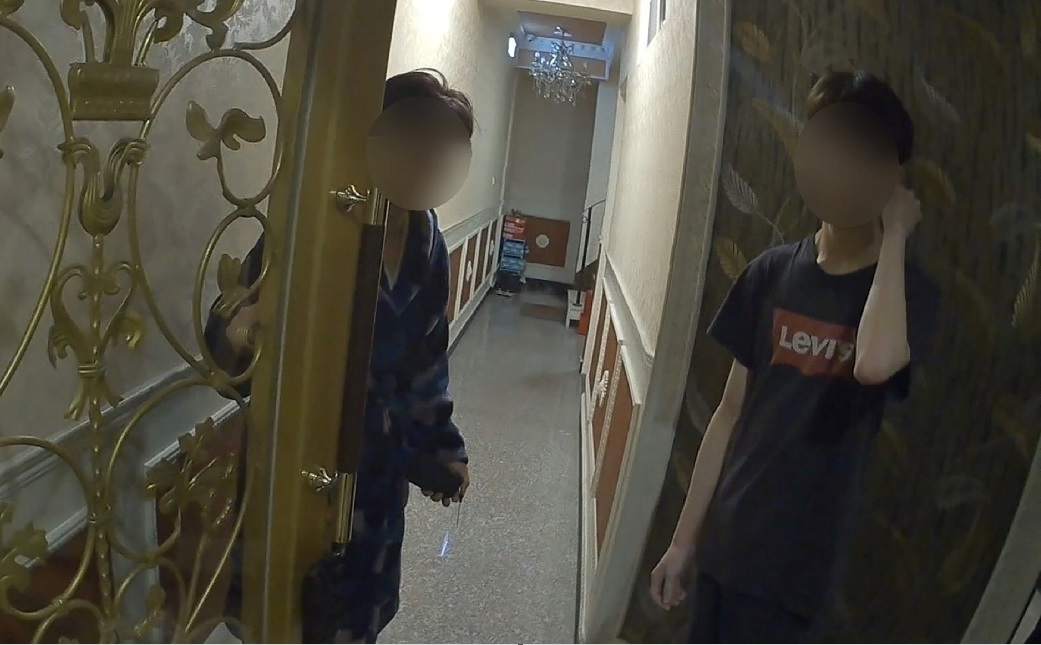 ▲ 男大生凌晨出門覓食卻忘記帶鑰匙,幸好遇上超商巡簽員警救援,找到其他房客開門 (圖/台中市警察局 提供)