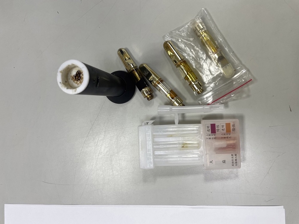 吸毒也想祈福 紅色毒咖啡包印幸運大吉仍被逮 72 S 109846559