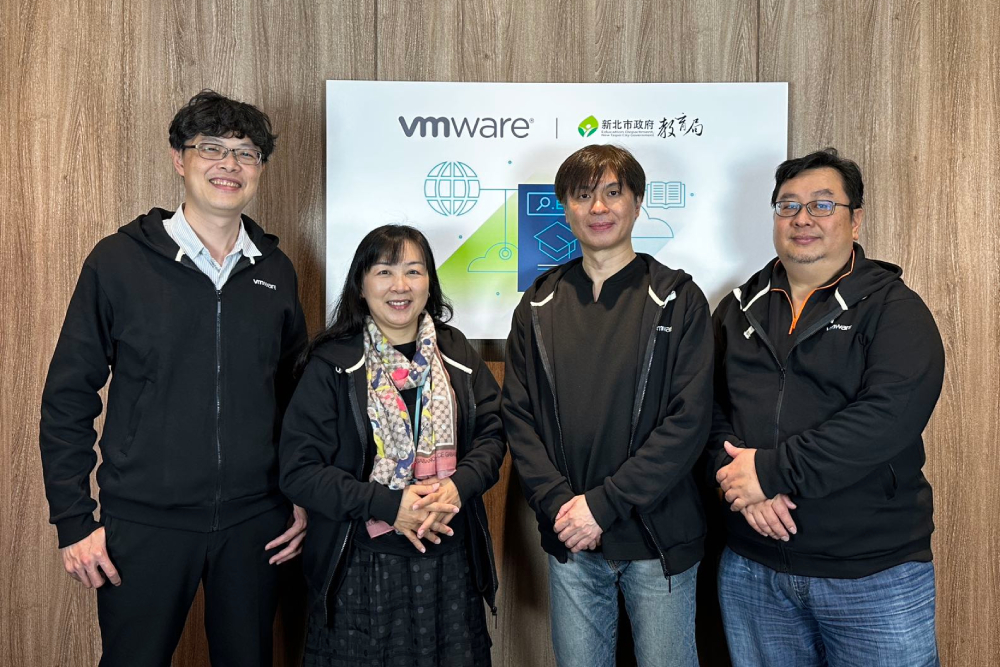 VMware攜手新北市教育局打造大數據分析平台 助300所國中小升級智慧教育 51 圖由左至右為新北市教育局教育研究及資訊發展科吳彥德校長、教育網路中心何春緣主任、李宗龍老師與林璟豐老師。