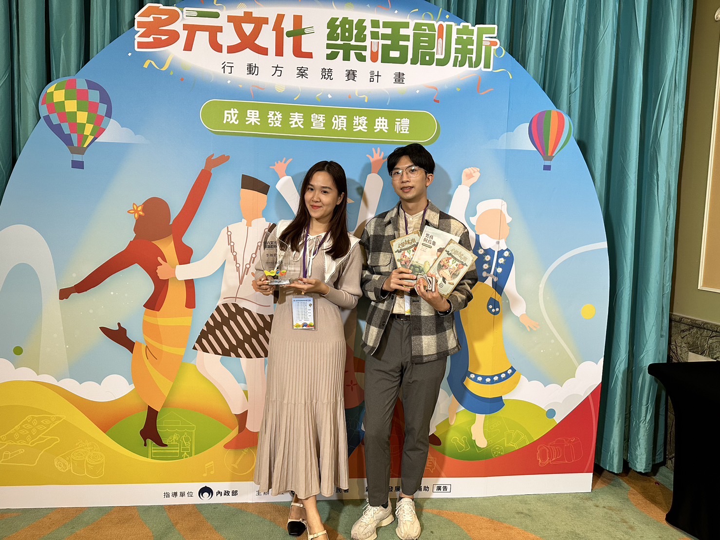 越南新二代李如寶(左)團隊獲得「『多元文化 樂活創新』行動方案競賽」特優獎。(記者楊國域翻攝)