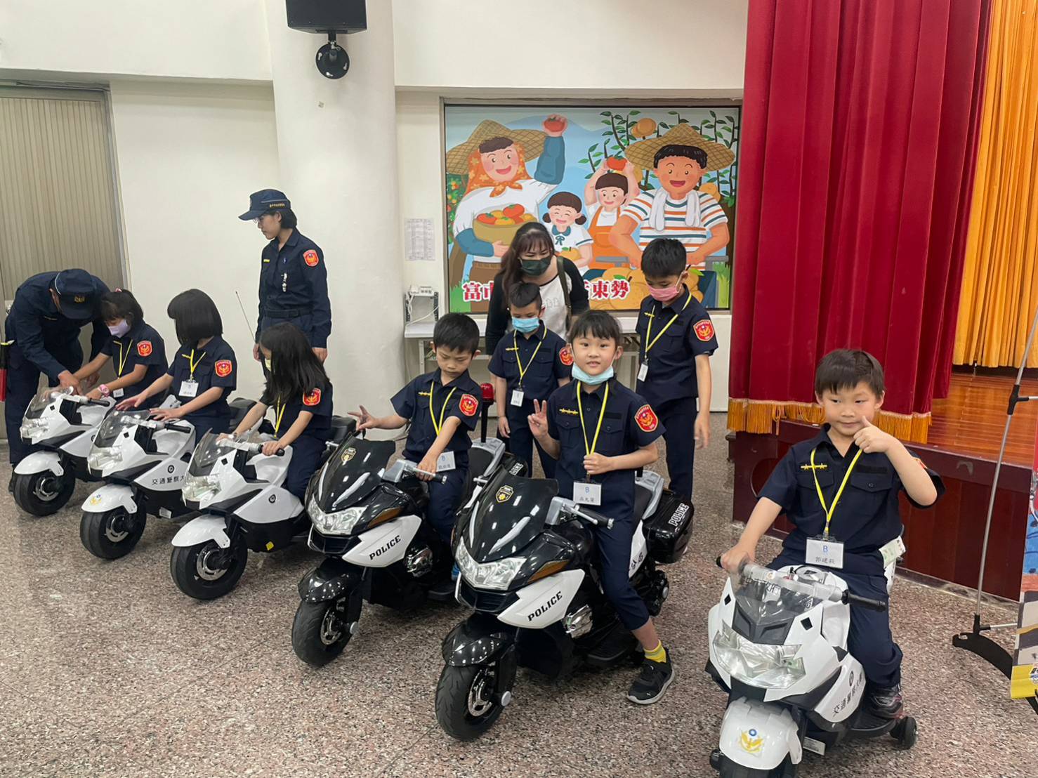 中市警東勢分局於兒童節前舉辦「小小警察體驗營」。(圖/記者謝榮浤翻攝)