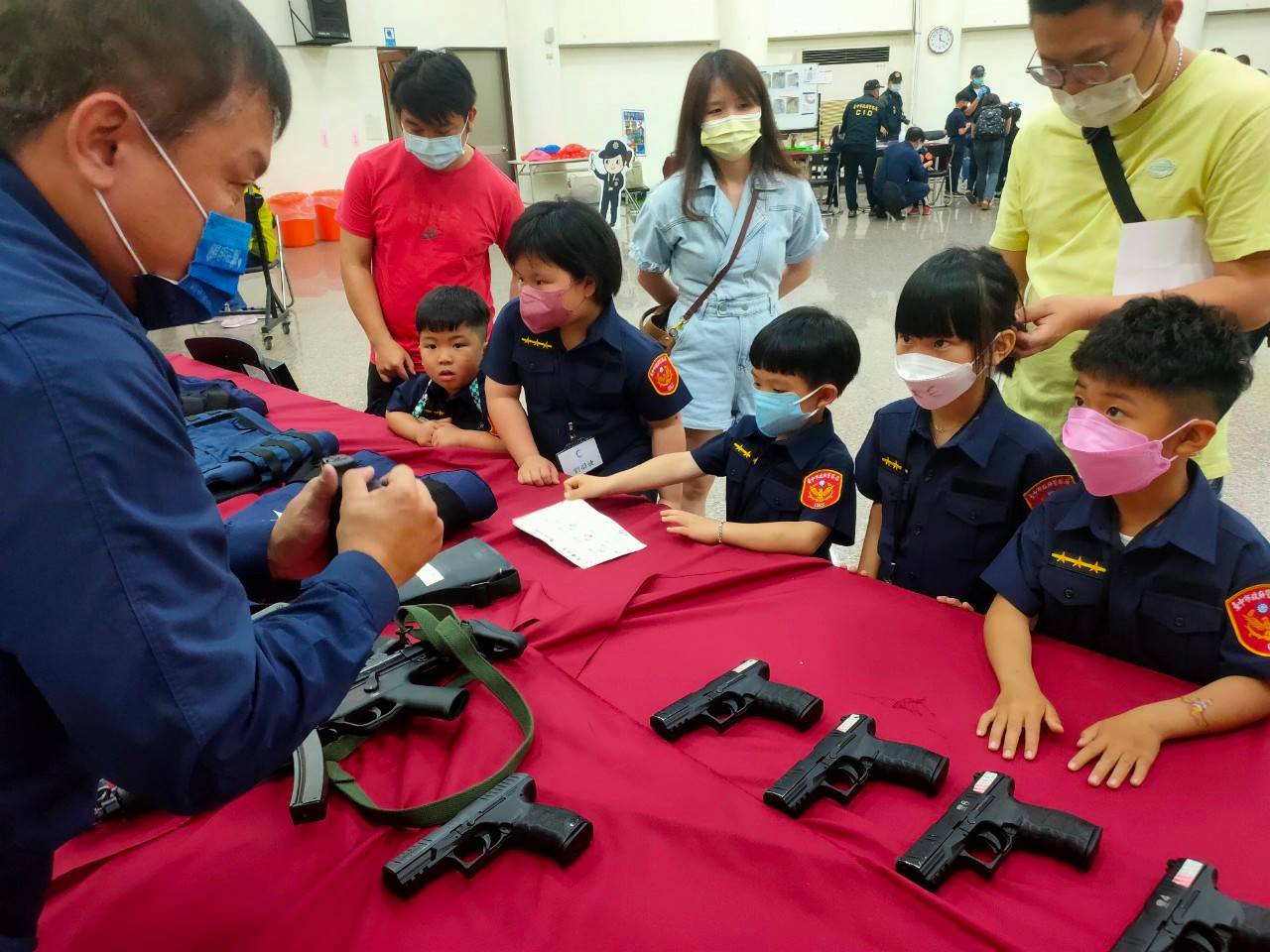 中市警東勢分局於兒童節前舉辦「小小警察體驗營」。(圖/記者謝榮浤翻攝)