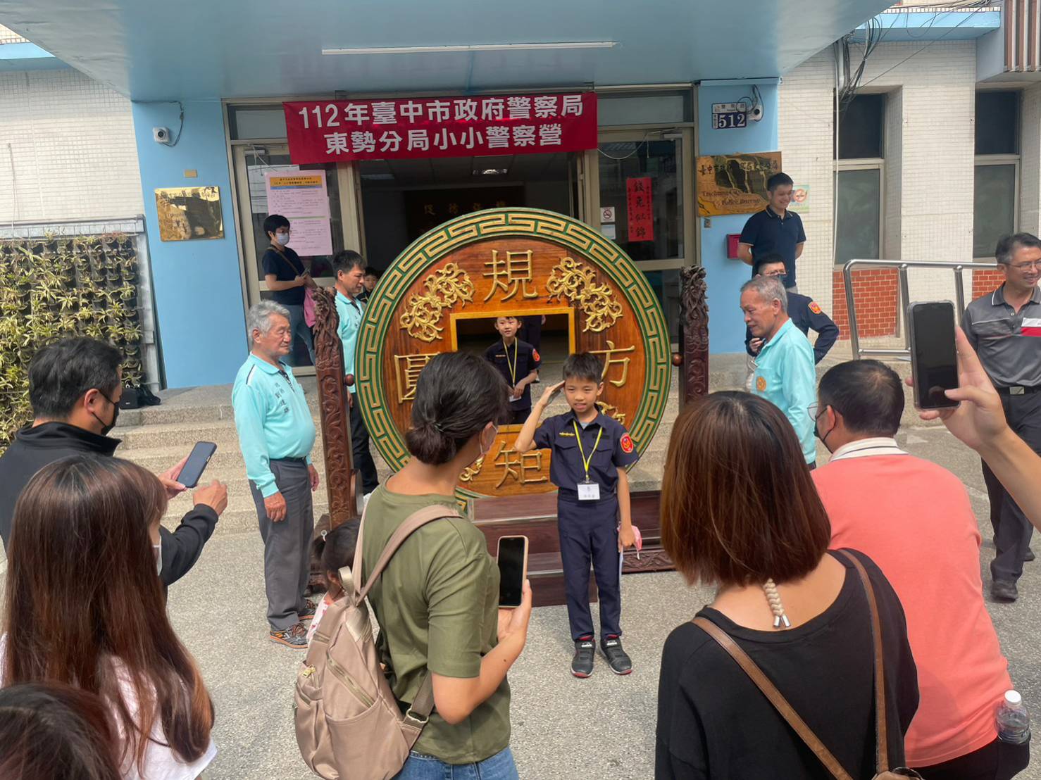 中市警東勢分局於兒童節前舉辦「小小警察體驗營」。(圖/記者謝榮浤翻攝)