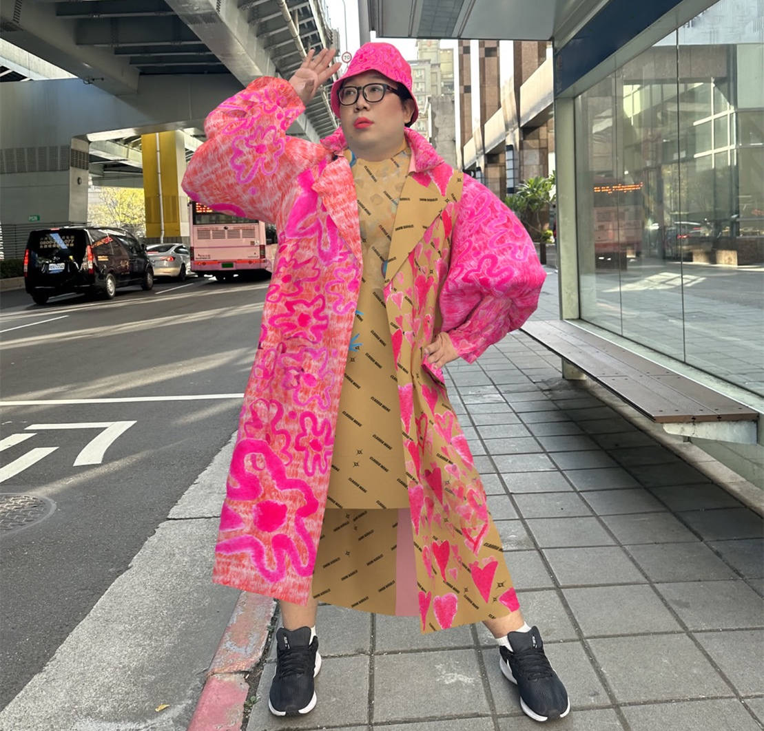 網紅娘娘體驗數字王國虛擬試衣服務,展現未來的線上試衣趨勢。 (圖/數字王國提供)