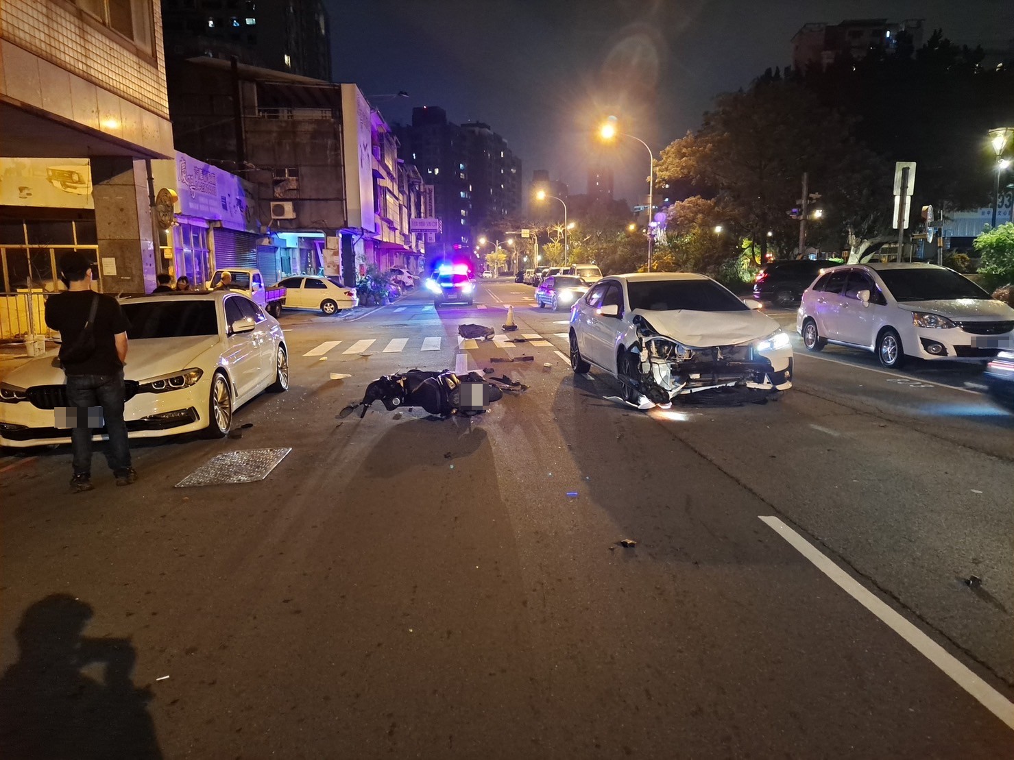 中市警二分局籲遵守交通規則,路口安全小撇步減速慢行擺頭看。(圖/記者謝榮浤翻攝)