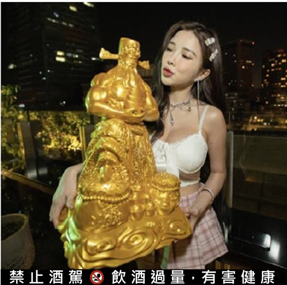 大馬美女百大DJ藍星蕾驚喜巧遇“滿懷財寶猛男財神爺-旺財酒”夜店開箱。(圖/酒齡特厚提供)
