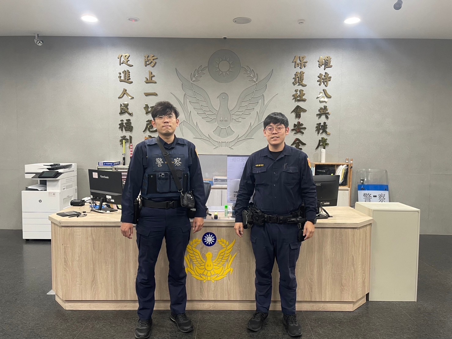 社子派出所警員陳安迪、陳宏洲日前勤務時發現車流異常回堵至中正路,立即趨前了解狀況。(記者林艷林翻攝)