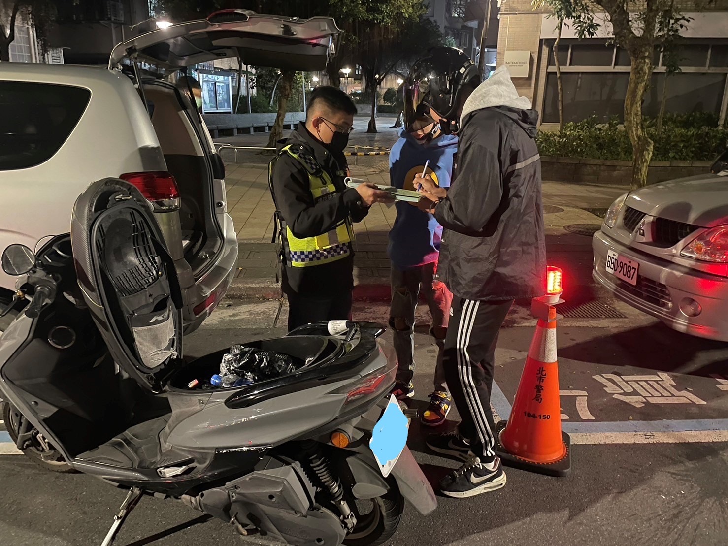 南港警聯合環保局稽查大隊主動出擊執行「靜城專案」,守護南港安靜生活。(記者林艷林翻攝)