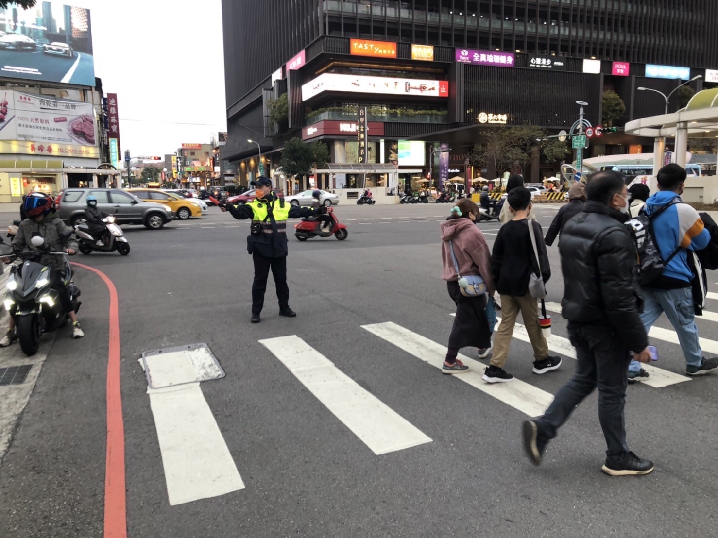 中市警一分局連續2週執行「行人正義大執法」專案,計取締違規917件。(圖/記者謝榮浤翻攝)
