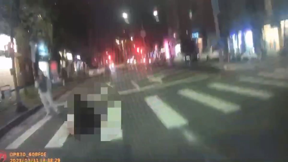 員警到場見男子坐於道路中