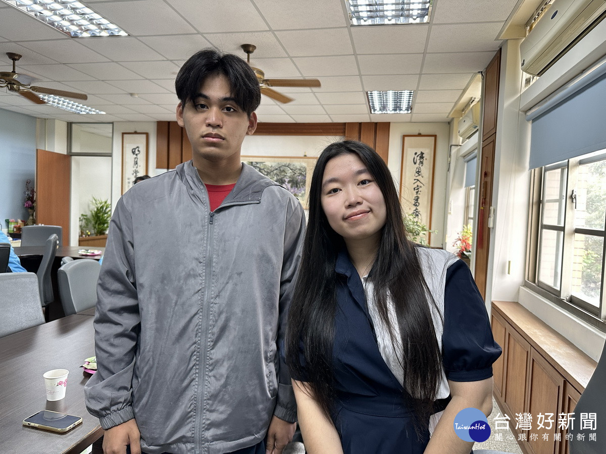 廖易銘感謝國文老師邱思瑜的指導。(記者扶小萍攝)