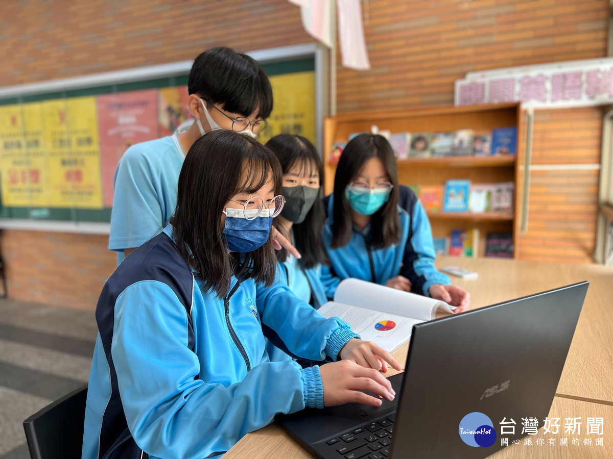 應用英語同學搜集中英資料過程辛苦。(南投高中提供)