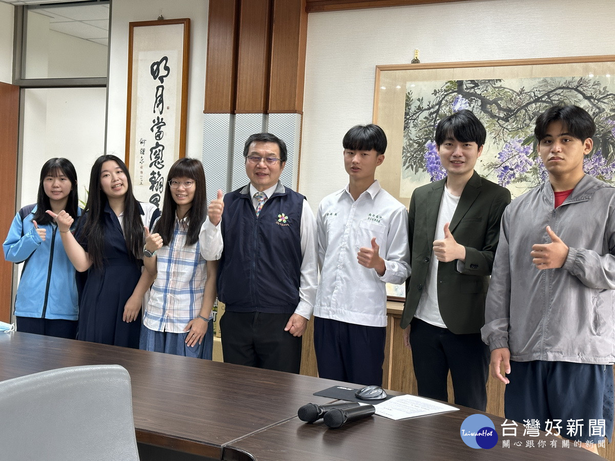 傅校長( 左四)感謝師生的全力以赴成績亮麗。(記者扶小萍攝)