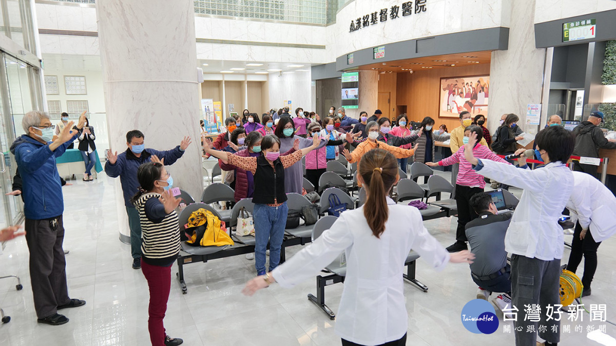 王建竣治療師（右一）帶動民眾進行活力健康操。圖／漢基醫院提供