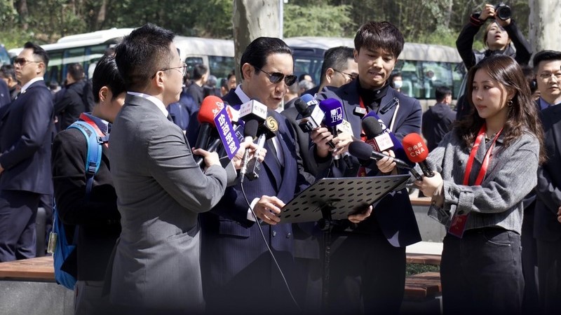 馬英九在結束孫中山紀念館的行程後發表公開講話，並接受聯訪。中央社